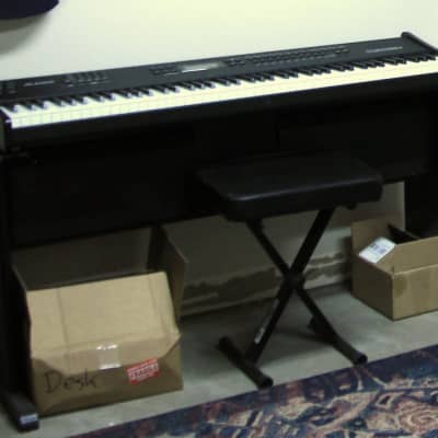 Alesis QS8.1  with stand/ amp