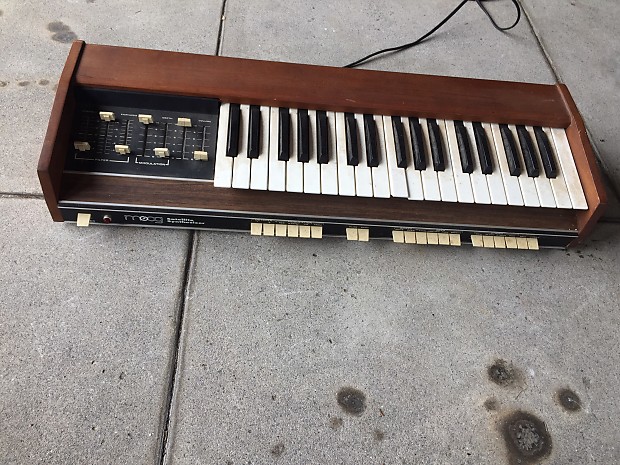 Moog online satellite synthesizer