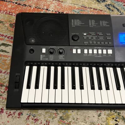 Yamaha PSR-E423 61-Key Portable Keyboard image 2