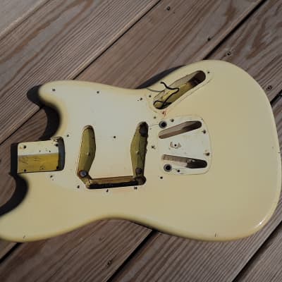 1966 Fender Mustang guitar body original white imagen 1
