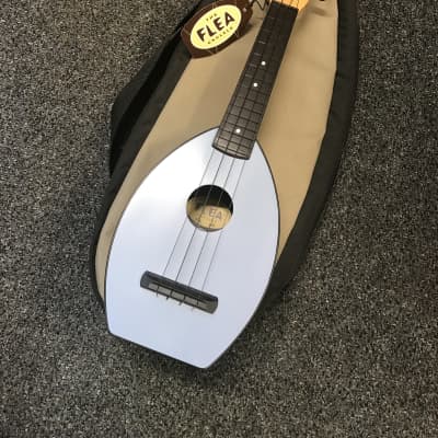 Magic fluke M30 flea ( Soprano ) ukulele in white excellent condition made in USA with case for sale