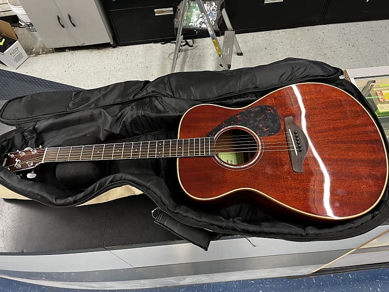 Yamaha FS850 Acoustic Guitar w Case image 1