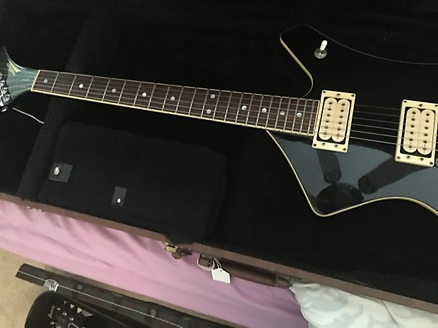 Washburn A10v 1983 Black Cream V Shaped Neck avaelma