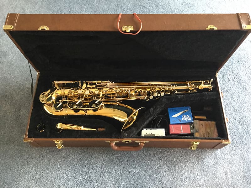 Monique tenor store saxophone