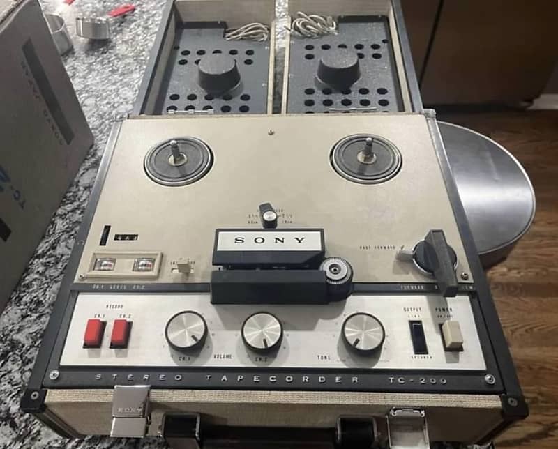 Vintage Sony Reel to Reel Tape recorder TC200 Player With Attached Speakers