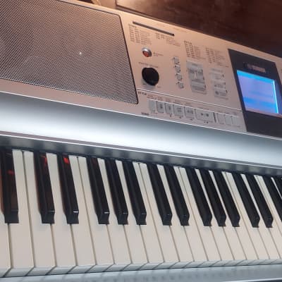 Yamaha Portable Grand DGX-305 76 key digital piano - Silver image 8