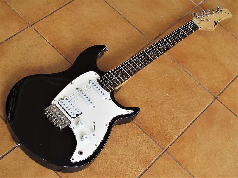 CHORD Rebel Stratocaster , great player+ padded  bag , strap -free delivery * close offer welcome * image 1