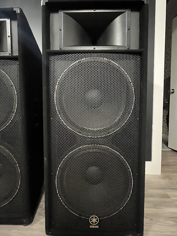 Pair of Yamaha S215V Club Series 2-Way 15 Pair of Yamaha S215V Club Series 2-Way 15