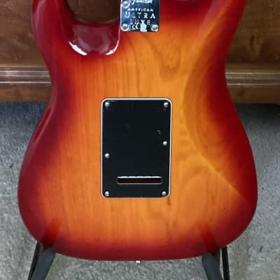 Fender Ultra Luxe Stratocaster 2021 - Plasma Red image 5
