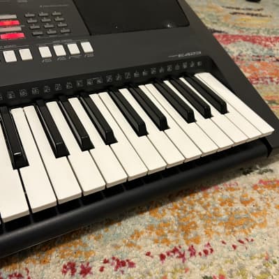 Yamaha PSR-E423 61-Key Portable Keyboard image 9