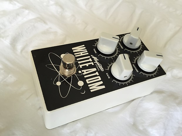 Magnetic Effects - White Atom Fuzz Pedal Demo (3 Guitar's