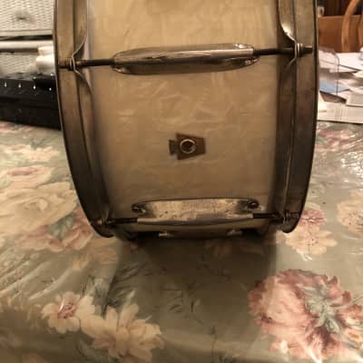 W.F.L. Ludwig  zephur  snare drum may be 1937  Has a  Badge 1937 lyre badge ? White Marine Pearl Bild 8
