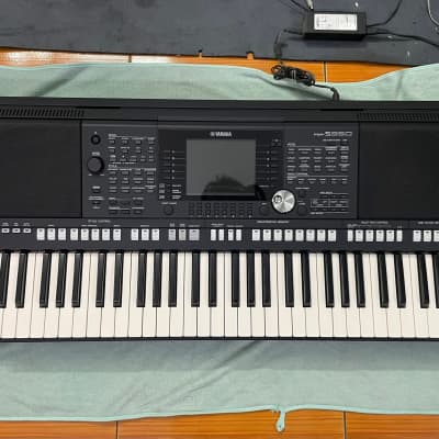 Yamaha psr 2100 Digital Keyboard with original power supply great