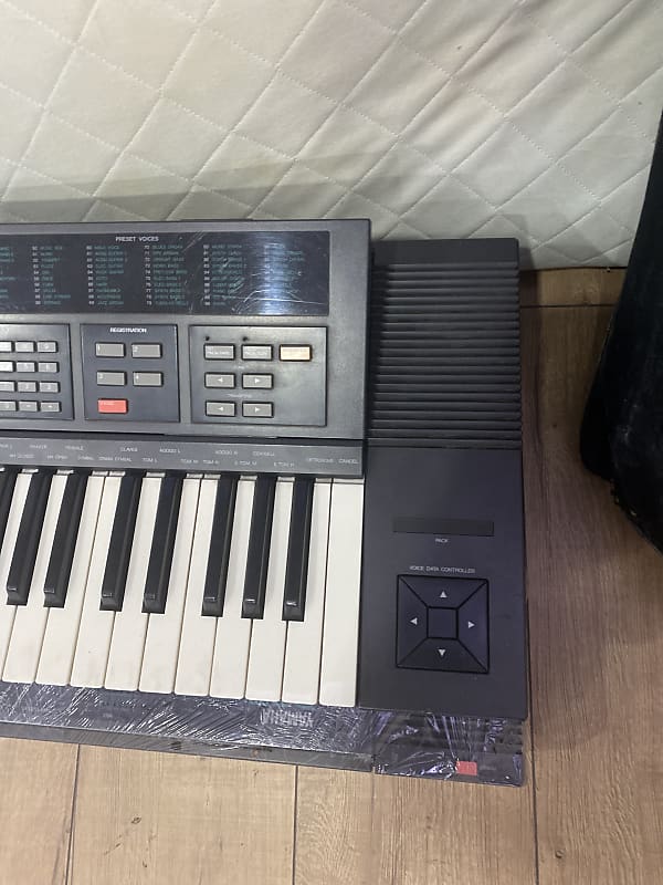 Yamaha DSR2000 Keyboard Synthesizer DSR-2000 w/ Power Supply.