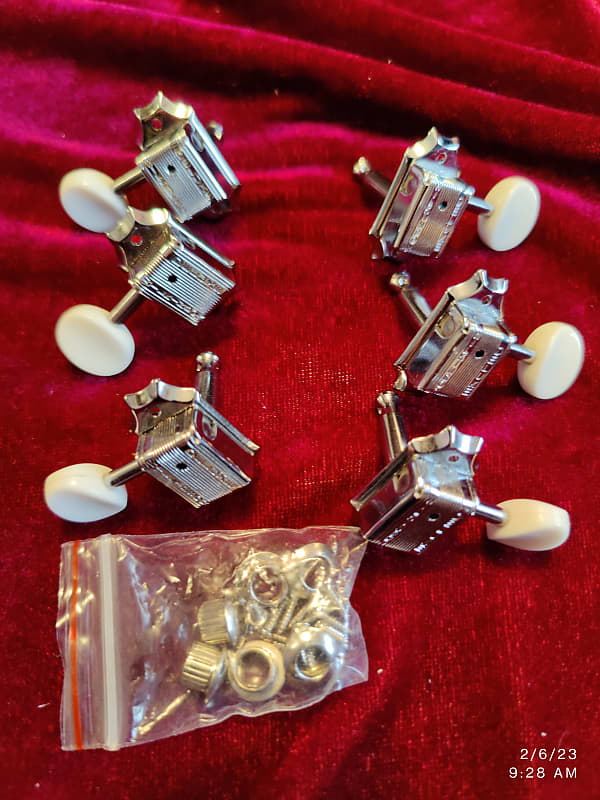 Wilkinson Tuners 3 x 3 Tuning Pegs 2020's - Chrome image 1