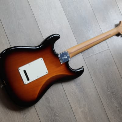 FENDER Limited Edition Player Stratocaster, Roasted Maple Fingerboard, 2-Color Sunburst, 3, 37 KG imagen 2
