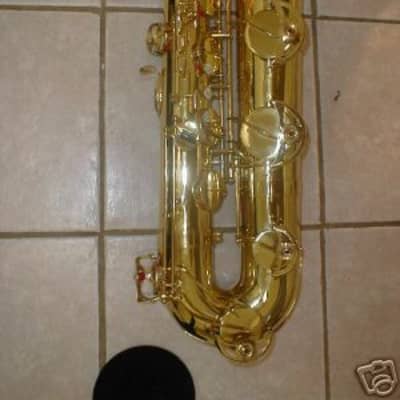 Baritone saxophone with case and mouthpiece,  Gold image 3