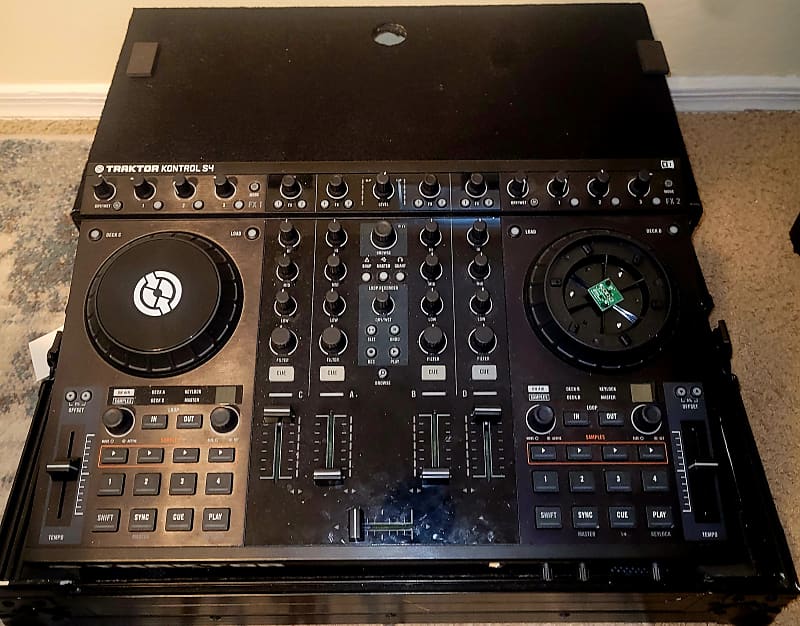 Native Instruments TRAKTOR KONTROL S4 MK2 DJ Controller 4