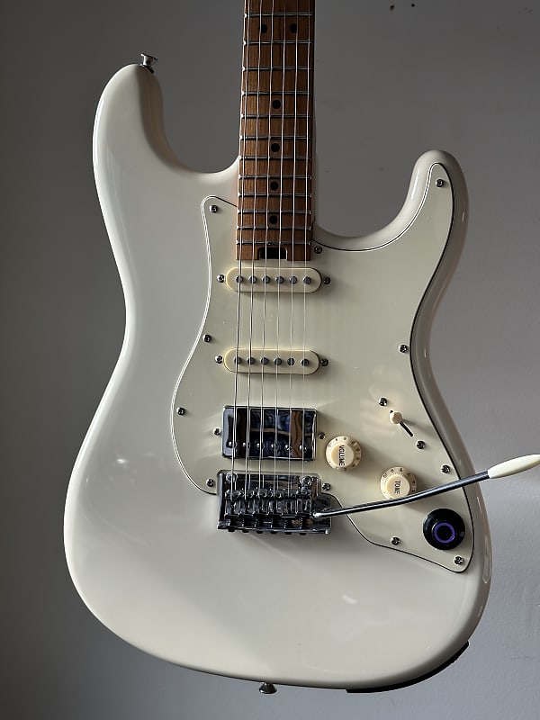 Mooer GTRS S801 Intelligent Electric Guitar White, gig bag