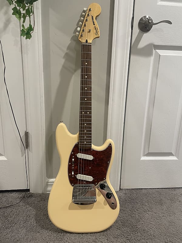 Squier mustang vintage deals white