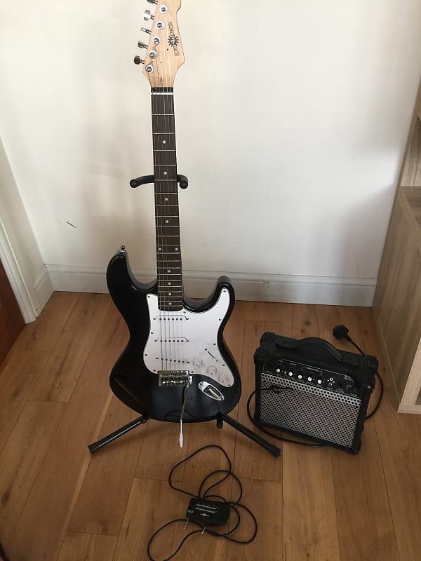 Black Gear4music LA Stratocaster 2016 with 15w Amp and Tuner