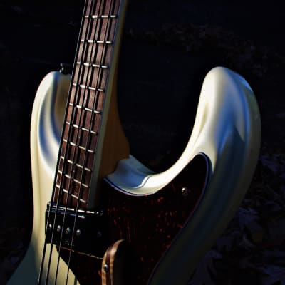 Mosrite   VENTURES  Bass 1991 White Pearl.  The last guitar built by Semie Moseley. RAREST. Only one image 4