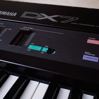 Yamaha DX7 Digital FM Synthesizer 1980s Brown Original Version 100V Made in Japan MIJ w/ Case image 6