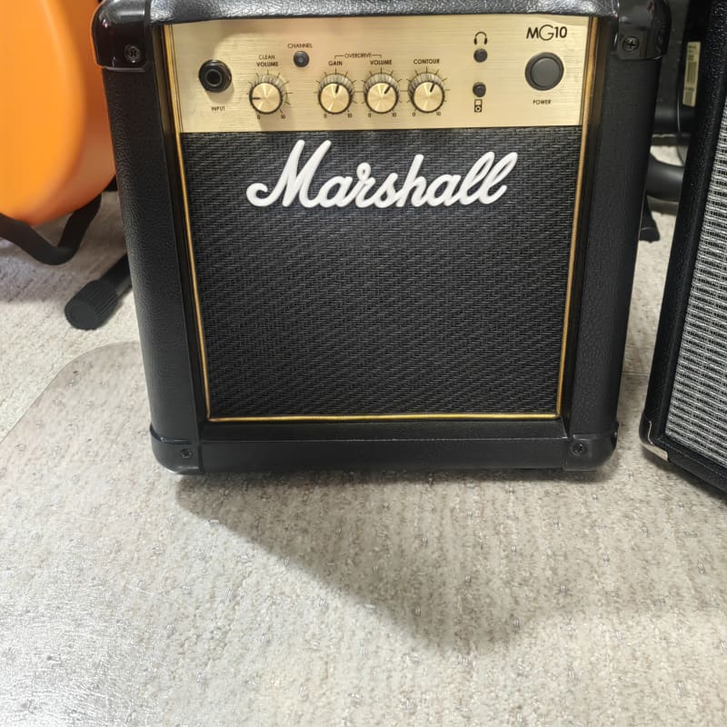 Amplificador Marshall Mg10 para guitarra electrica. Combo 1 x 6,5 - 10  watts - 2 canales - Volume x 2/ Gain/ Contour - Peso 4,8kg …