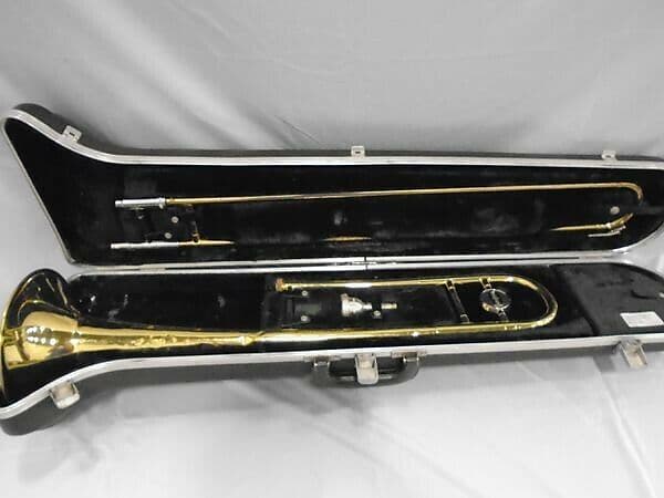 Selmer Bundy Trombone, USA, with Mouthpiece & Case. Good Condition image 1
