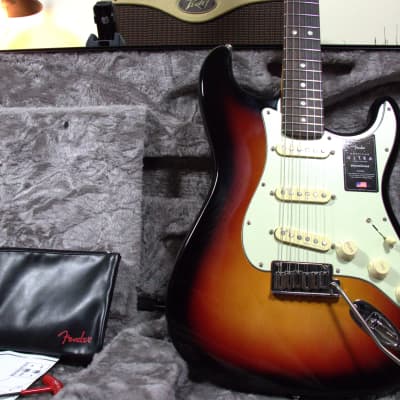 Fender – American Ultra Stratocaster – Ultraburst – w/Flight Case image 9