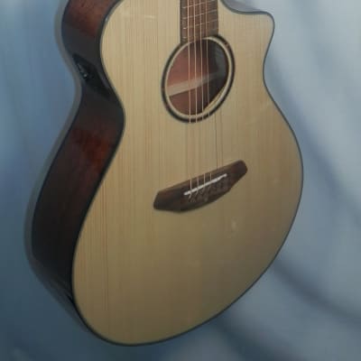Breedlove Discovery S Concert CE European-African mahogany Natural Gloss Finish image 4