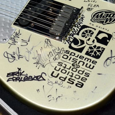 Immagine Fender USA Telecaster Red Hot Chili Peppers Signed RARE / Certificate of Authenticity - 3