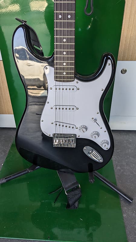 Squier Affinity Series Stratocaster with Maple Fretboard 2001 - 2018 - Black image 1