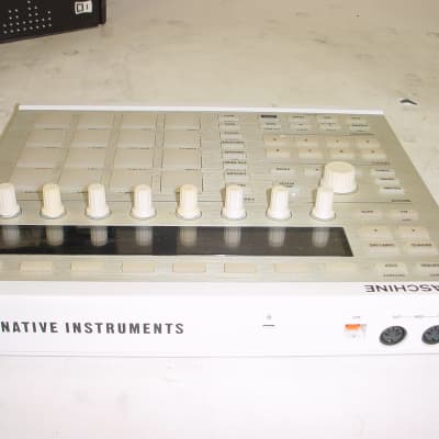 Native Instrument Maschine mkII Groove Production Studio - White image 8