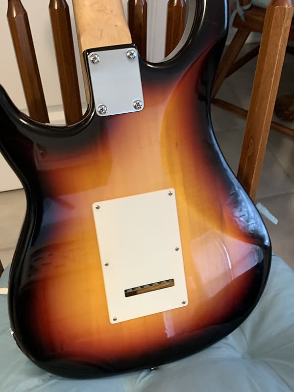 Peavey Raptor EXP Guitar Sunburst with Tremolo/Whammy Bar Peavey Raptor EXP Guitar Sunburst with Tremolo/Whammy Bar