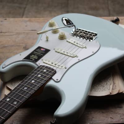 FENDER "American Vintage II 1965 Stratocaster, Round-Lam Rosewood Fingerboard, Sonic Blue" HARDCASE, 3, 69 KG image 12