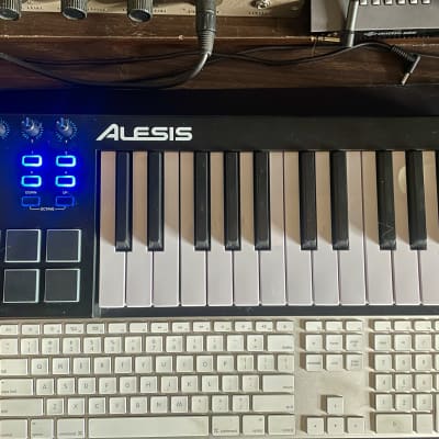 Alesis V25 25-key USB MIDI Controller with Beat Pads 2017 - 2022 - Black image 1