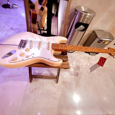 Fender Jimi Hendrix Artist Series Tribute Stratocaster 1997 - 2000 - Olympic White image 4
