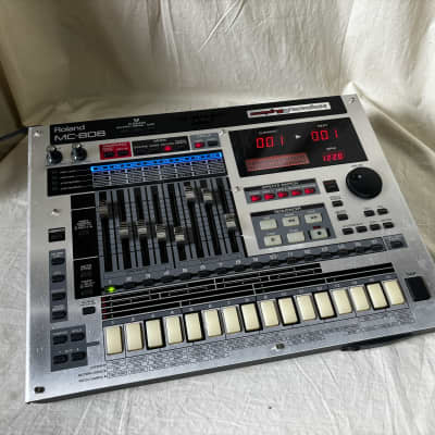 Roland MC-808 Sampling Groovebox w/ power supply