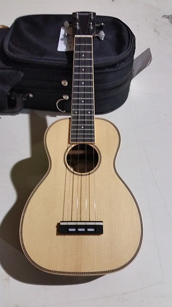 Larrivee ukulele outlet