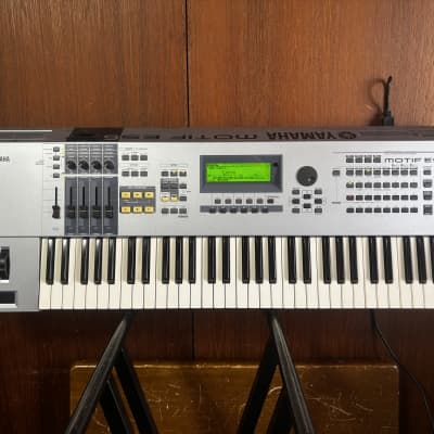 Yamaha MOTIF ES6 Music Production Synthesizer w/ gator case