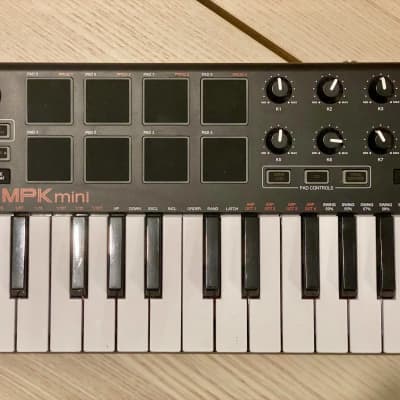 AKAI MPK Mini MK2 25 touches / 8 pads / Clavier Maître Midi / Usb + malette de transport renforcée