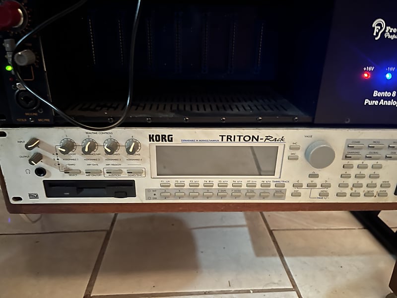 Korg Triton Rack Rackmount 60-Voice Polyphonic Workstation 2000 - 2005 -  Silver
