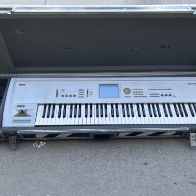 Korg Triton Pro 76-Key 62-Voice Polyphonic Workstation 1999 - 2000 - Silver