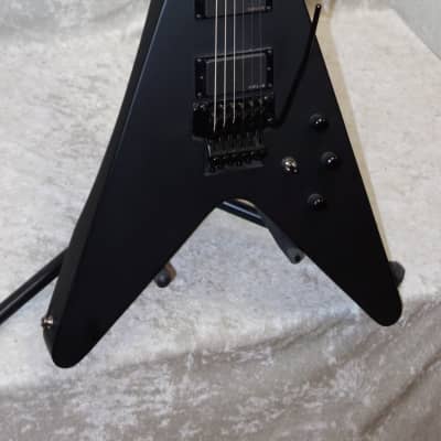 Schecter Diamond Series Damien V1 V-1 FR electric guitar in Schecter Diamond Series Damien V1 V-1 FR electric guitar in