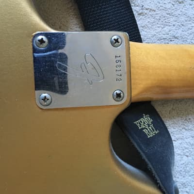 Fender Musicmaster II 1966 Gold customised image 4