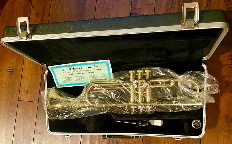 Selmer Bundy Trumpet 1530 New Old Stock with Case