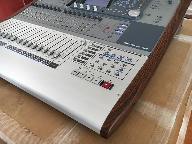 TASCAM DM-3200 デジタルミキサー