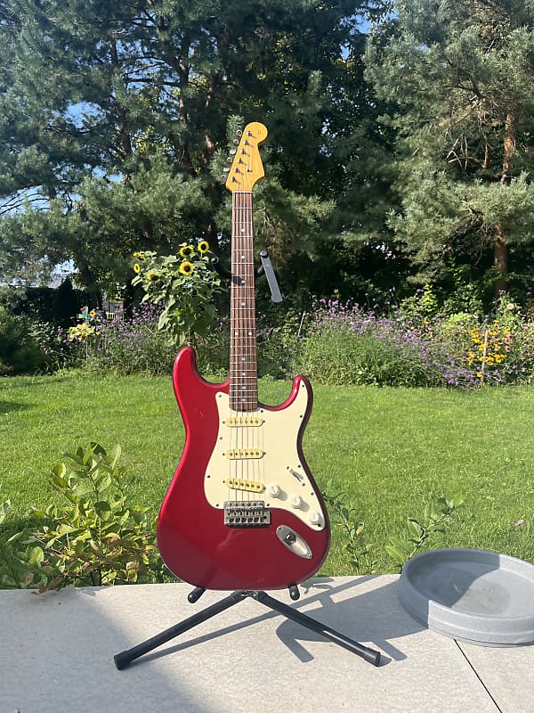 Vintage Stratocaster: Metallic Red Fresher Straighter FS500