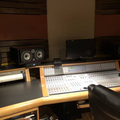 ICON Suite w/ 25r RU desk and Hear Technolgy System with hubs image 5